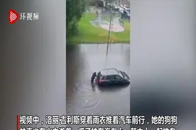 英国一妇女带狗狗一起推被洪水淹没的汽车 营救两名被困女子图片