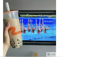 “秋天第一杯奶茶”的梗还没被玩坏，它甚至还升级了图片