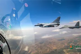 震撼！战机编队超低空飞越田野图片