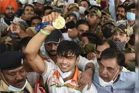 印度首枚奥运田径金牌得主回国：上千粉丝围堵，现场人山人海图片