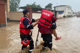 “雷锋”寻找“雷锋”丨志愿者夏桐在抗洪抢险一线的九昼夜：千万“雷锋”在奋战图片