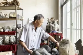 济南六旬老人痴迷陨石 38年收藏上千块图片