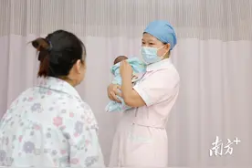 宝宝拍嗝有讲究，这才是正确“打开方式”图片