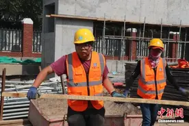 暑期内蒙古“00后”大学生与妈妈成为建筑工地工友图片