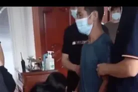 秦皇岛救三人男孩遗体已火化，追悼会现场，获救三女子跪谢图片