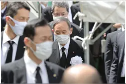菅义伟又道歉！日网友讽刺：胶水黏住鞋底了？图片