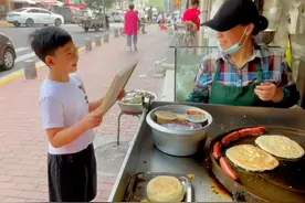 青岛8岁男孩为早点摊夫妇画了幅画像送给他们，老板娘暖哭了，网友：教育得好图片