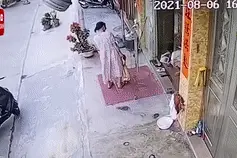 女子一个错误动作，围观的母女瞬间被火吞噬……图片