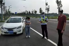 严惩！女子将考科目三 朋友充当“临时教练”图片