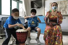 “叮叮”“砰砰”“沙沙”……一群小小“节奏大师”用音乐放松身心图片