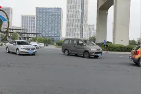 金山路上北环高架“等四五个红绿灯”的情况还在吗？记者实地探访图片