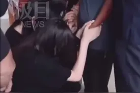 河北17岁男孩海边救人遇难，获救三女子追悼会现场跪谢图片