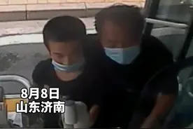 “能给孩子一点吃的吗？”山东男子带白血病儿子乘公交求助，乘客举动让人泪目图片