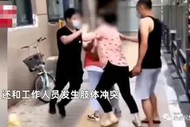嚣张！河南一女子不戴口罩还沿街吐口水 与防疫人员当街扭打图片