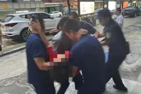 杭城街头惊险一幕！女子突然倒地不起，失去知觉……图片