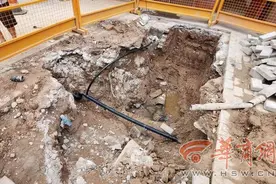 排污管破裂加上暴雨影响 西安广安路临街民房门口人行道塌陷图片