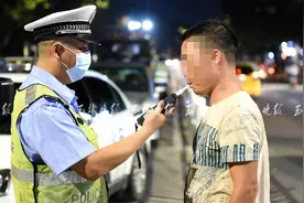 “戴头盔会弄乱发型”男子骑摩托不戴头盔，竟给出奇葩理由图片