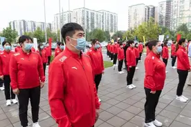 中国国家冰球集训队抵达莫斯科图片