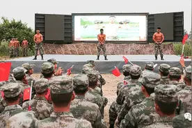防空兵“炫腹”，瞬间炸裂全场图片