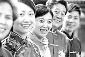 改良旗袍扮靓社区奶奶图片