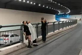 网红隧道里拍“港风大片”？图片