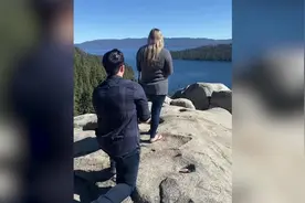 尴尬！美国一对情侣在湖边求婚 被游客闯入镜头破坏浪漫气氛图片