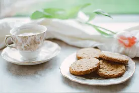 如何优雅地喝下午茶？英国礼仪专家手把手教你做个精致的人儿图片