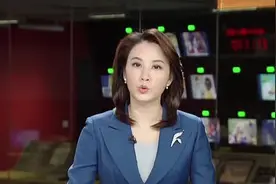 浙江金华：老人烈日下发生意外  警民用纸板“撑起一片阴凉”视频封面