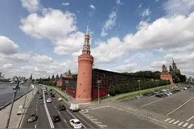 月薪高达10万卢布！俄罗斯服务员挣得多图片