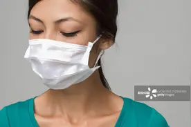 “医生救命”！女子穿两层防护服戴三层口罩就医，家属：痛苦！她睡觉也带口罩图片