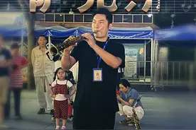 持证街头艺人！交大毕业的他在上海街头吹了6年萨克斯图片