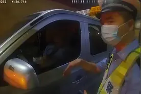 困意来袭但又担心车上小鸡被晒死 男子高速隧道内停车睡觉图片