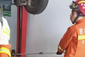 1.3米大蛇藏匿汽车底盘 长春消防迅速出击为民解困图片