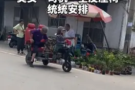坐着全自动三轮车，大爷出门去买菜，“美女司机”全皮座椅统统安排图片