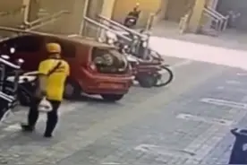 男孩趁外卖小哥上楼送餐，偷偷把外卖扔垃圾桶，网友：家长赔偿图片