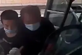 孩子患病父亲公交车上痛哭求助“能给孩子点吃的吗？”视频封面