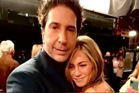 《老友记》瑞秋和罗斯CP成真？安妮斯顿和休默否认，网友梦碎图片