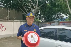 乱停车？德阳消防出新招 红色“脸盆”直接贴到车上图片