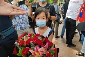 解封前半小时，6岁女孩带着鲜花盲盒来了：“想抱抱妈妈”图片