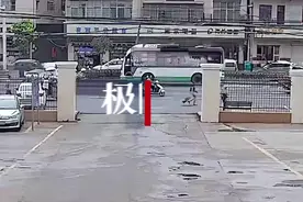 一人被当街捅伤，这名退伍军人扑了上去......图片