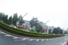 视频 | 心真大！菏泽一女子酒后光脚驾车还在快车道睡着了图片