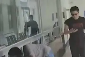 “丁义珍”式窗口重现？山东一食品公司被曝让客户蹲着办业务，回应：误会！已整改图片
