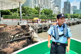 谁救出了黄浦江起火游艇的11人？他是上海民警，曾是消防员图片