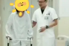 深圳一女子左膝畸形35°，两次手术后成功站立图片