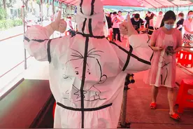 治愈！扬州00后志愿者在防护服上画大耳朵图图：希望小朋友不会害怕图片