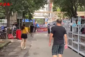 南京凤栖苑解封不解防，居民小区散步：看到邻居好亲切图片