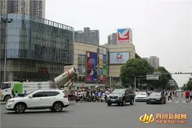 过“水门”迎“解封”，他们高喊成都雄起！成都两地降为低风险图片
