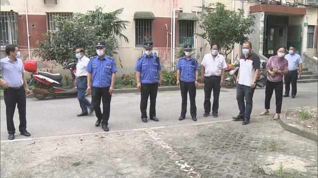 居民私装地锁十余年 来看城管如何破难题