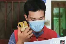 穿上“红马甲”的“00后”，关键时刻显担当︱长江评论图片