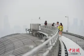重庆游客百米高空体验“云中漫步”图片